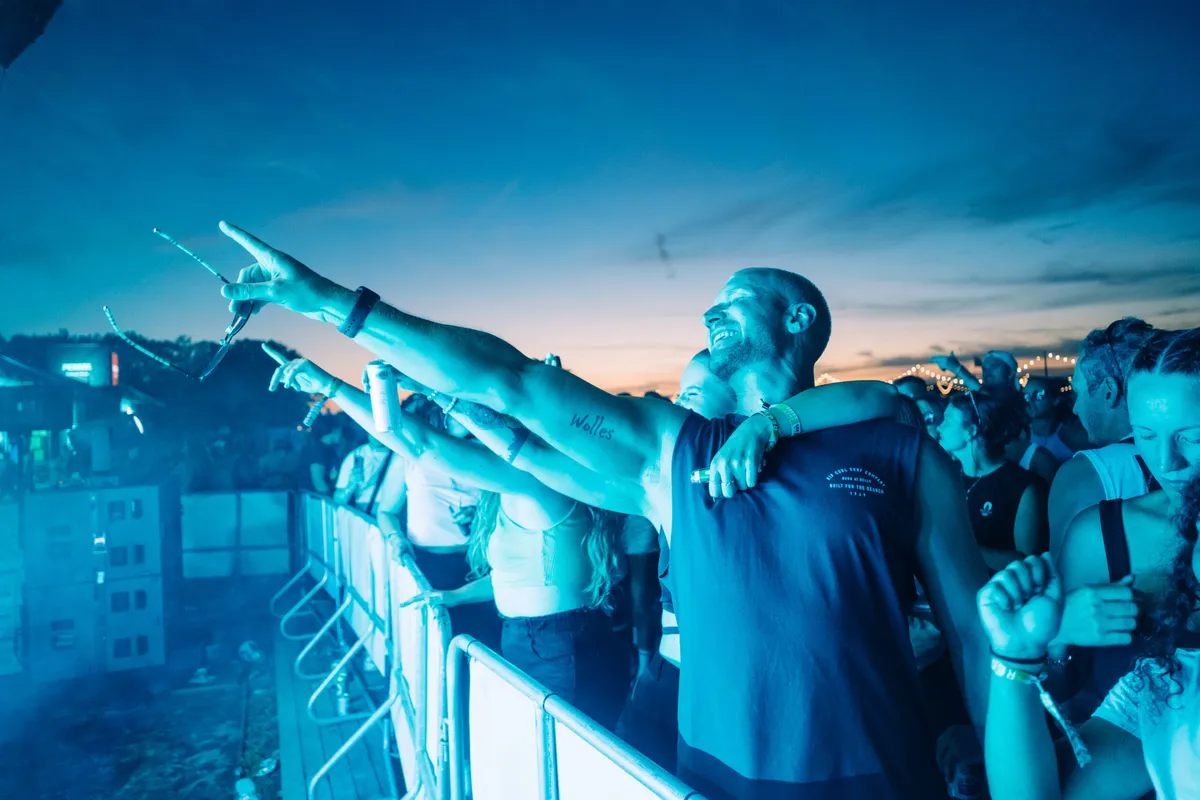 Deejay Plus beim Festival mit begeistertem Publikum.